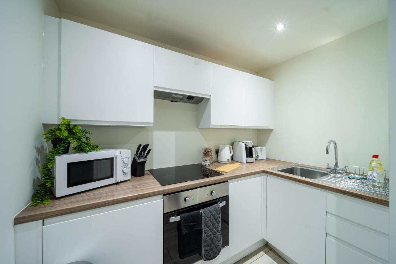 Bv Spacious 1-Bedroom Apartment Close To Town Center - Sleeps 6 Bradford  Exterior photo