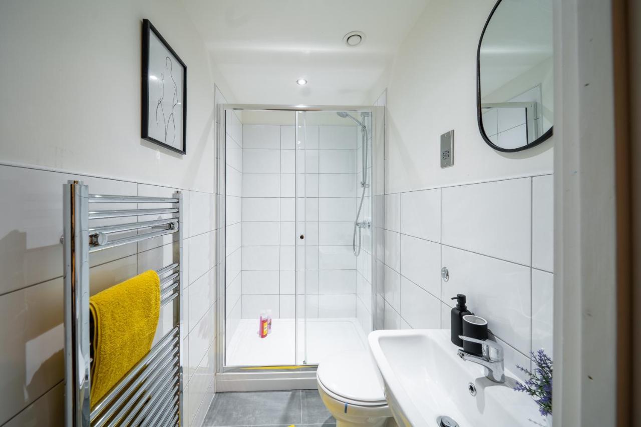 Bv Spacious 1-Bedroom Apartment Close To Town Center - Sleeps 6 Bradford  Exterior photo