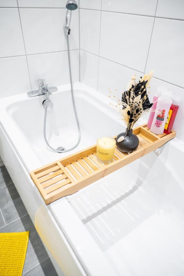 Bv Spacious 1-Bedroom Apartment Close To Town Center - Sleeps 6 Bradford  Exterior photo