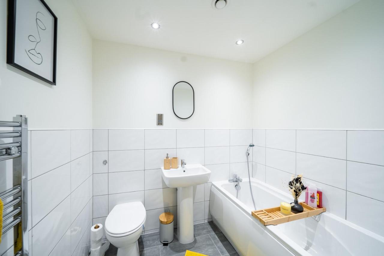 Bv Spacious 1-Bedroom Apartment Close To Town Center - Sleeps 6 Bradford  Exterior photo