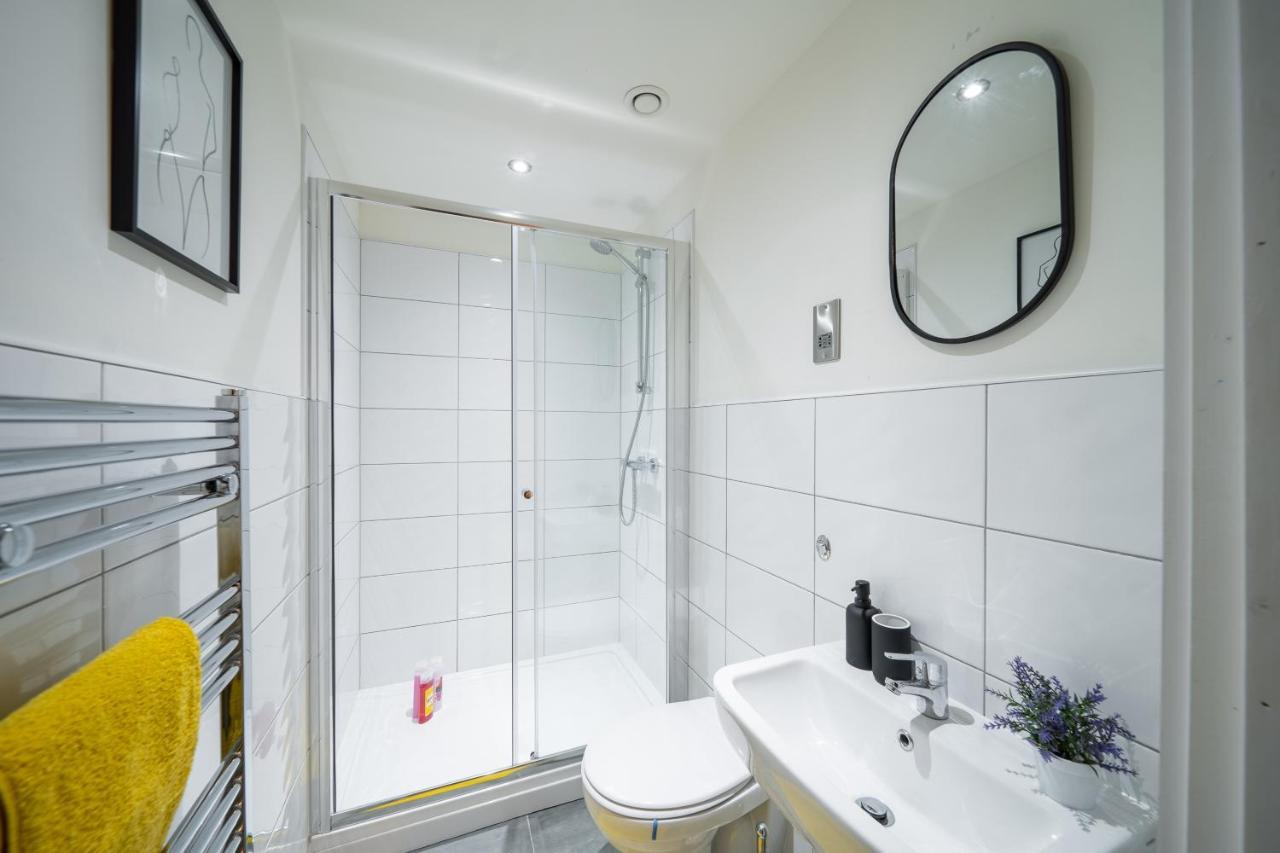 Bv Spacious 1-Bedroom Apartment Close To Town Center - Sleeps 6 Bradford  Exterior photo